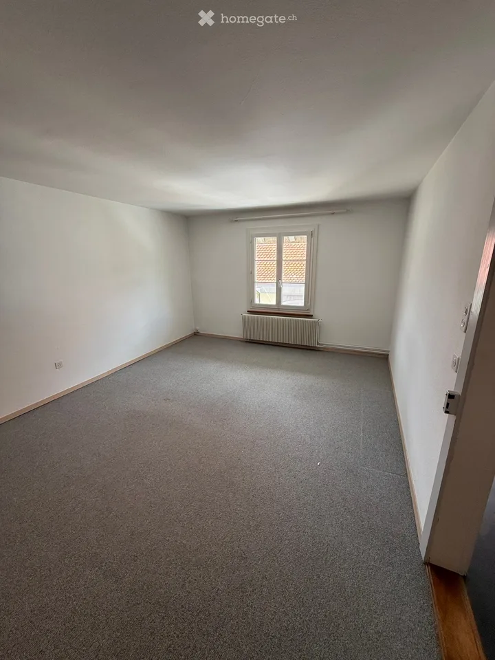 Appartement spacieux de 2.5 pièces dans un immeuble ancien à Arch