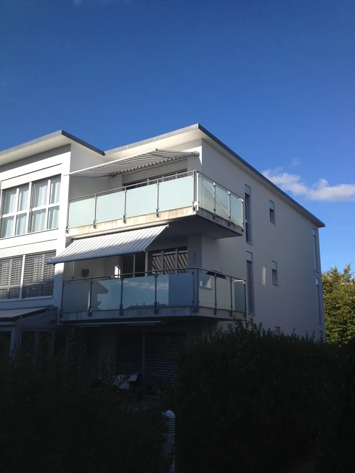 Autoeinstellhallenplatz am Parkweg