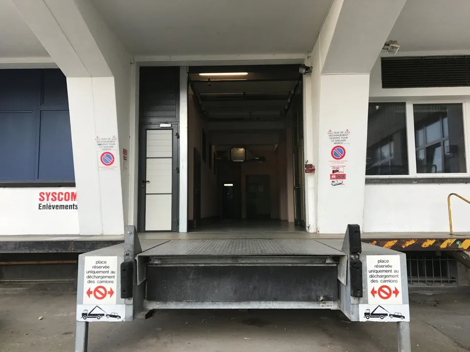 Surfaces of 220m2 - Flexible lease - Truck dock and forklift – photo 6 of 6