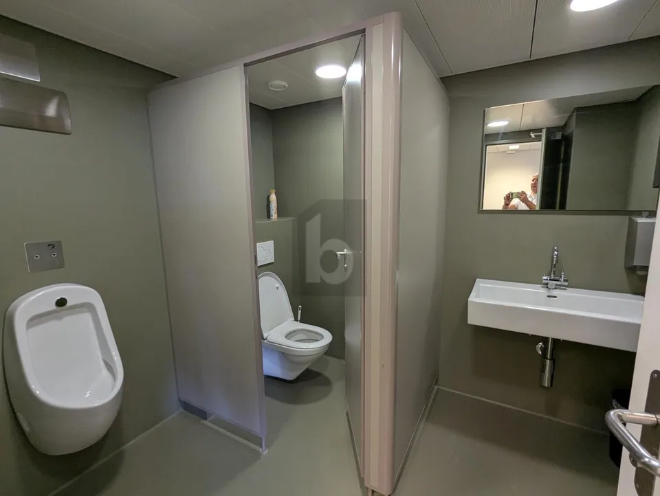 FLEXIBEL MIT EMPFANG, TERRASSE UND WARENLIFT
