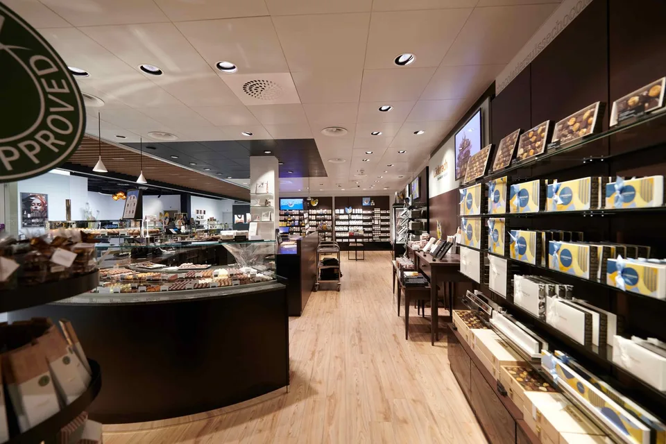 Espace de vente au détail en coin très fréquenté 82 m²  Aire de repos de l'autoroute Würenlos