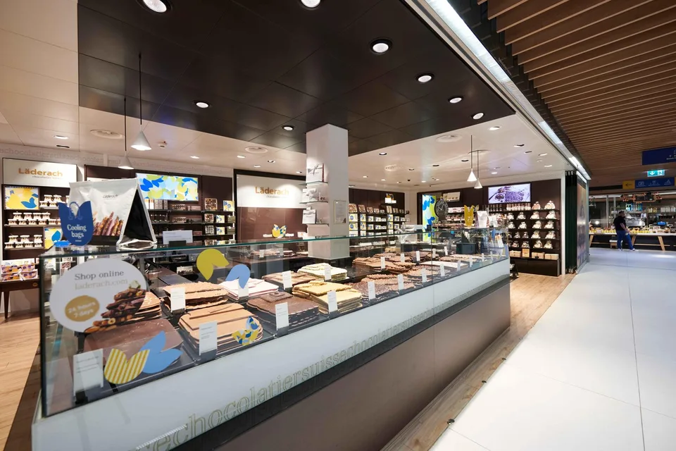 Espace de vente au détail en coin très fréquenté 82 m²  Aire de repos de l'autoroute Würenlos