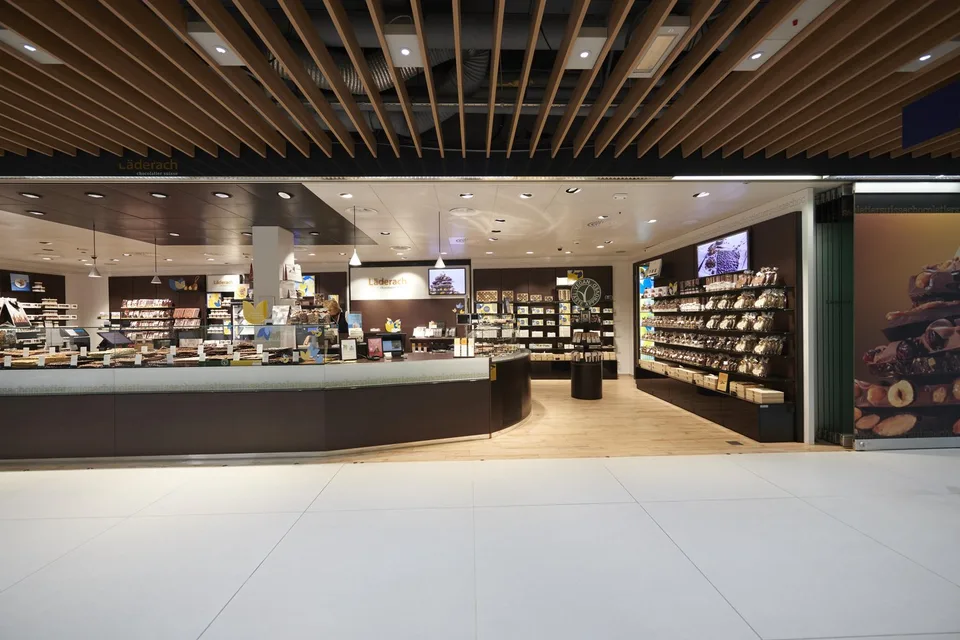 Espace de vente au détail en coin très fréquenté 82 m²  Aire de repos de l'autoroute Würenlos