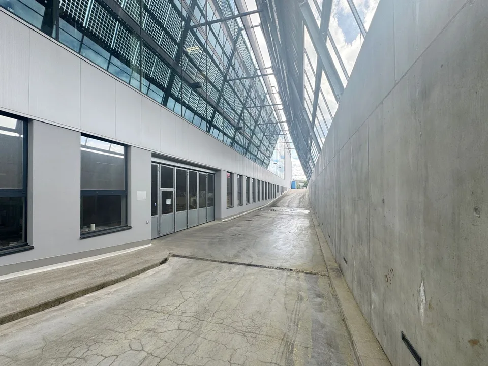 100m² - Espace commercial/stockage avec livraison directe & accessibilité idéale