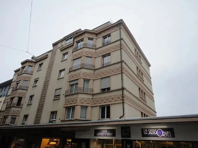 Local commercial d'approximativement 66 m2 au rez-de-chaussée