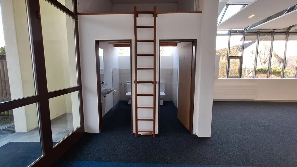 423 m2 di uffici e spazio commerciale con laboratorio/magazzino e accesso per camion