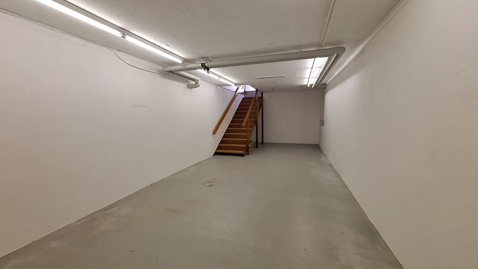423 m2 di uffici e spazio commerciale con laboratorio/magazzino e accesso per camion – foto 7 di 9
