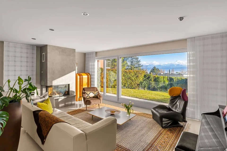 Villa bagnata di luce con vista impareggiabile sul lago