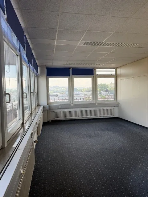 Bureaux aménagés avec espace de stockage adjacent