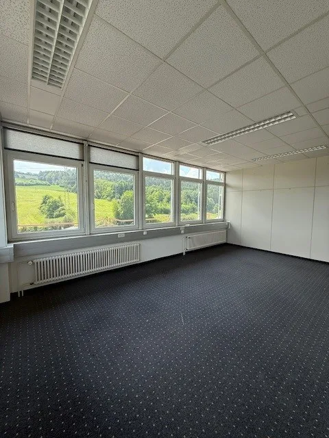 Bureaux aménagés avec espace de stockage adjacent