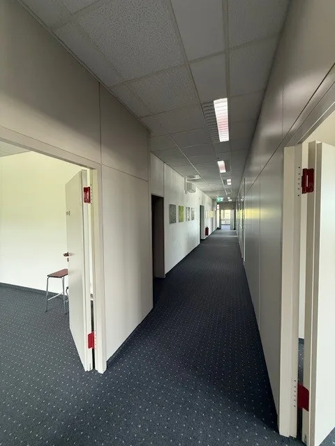 Bureaux aménagés avec espace de stockage adjacent