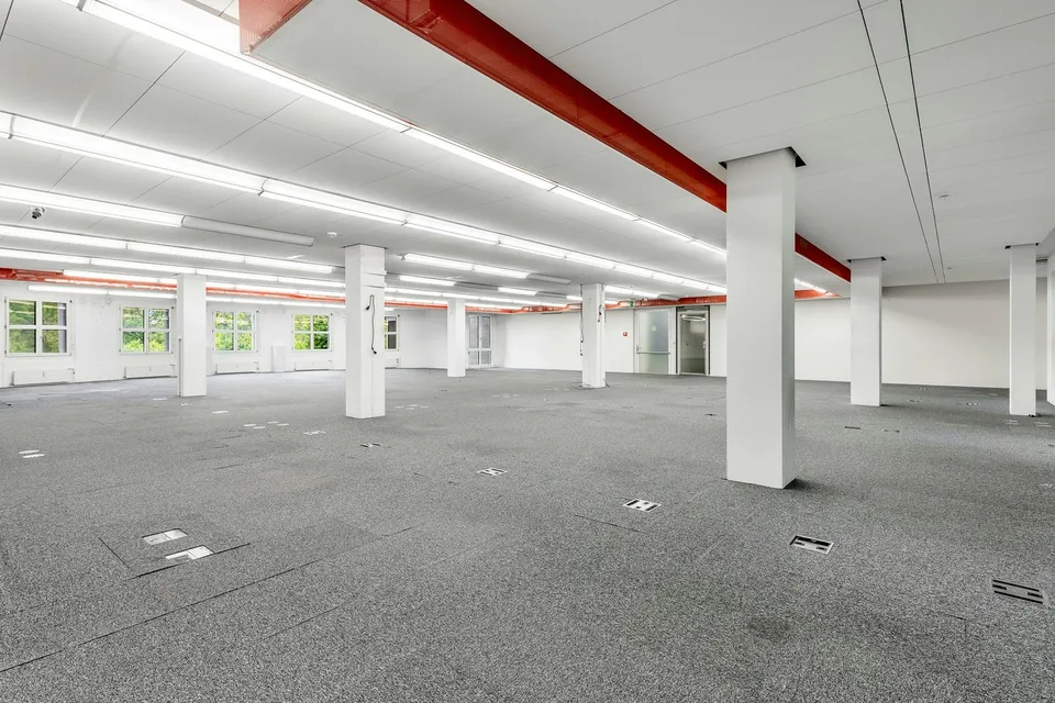 PLAZA | Espace commercial avec potentiel - 350m² pour votre entreprise