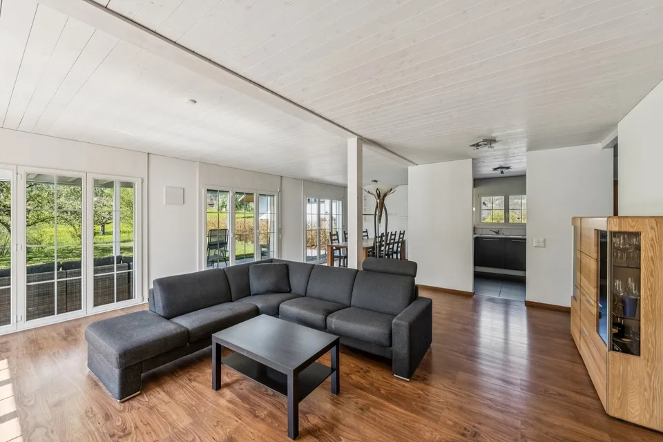 Habitation moderne avec vue sur le verdoyant