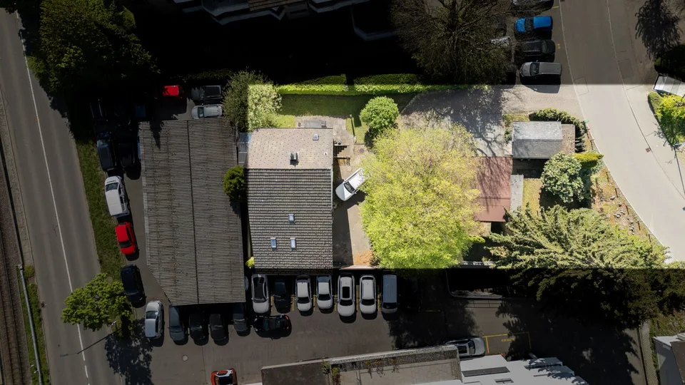 Casa di 5,5 locali con edificio per uffici e terreno edificabile nella zona centrale