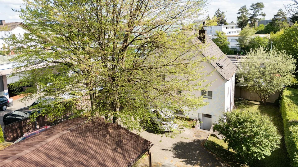 Casa di 5,5 locali con edificio per uffici e terreno edificabile nella zona centrale