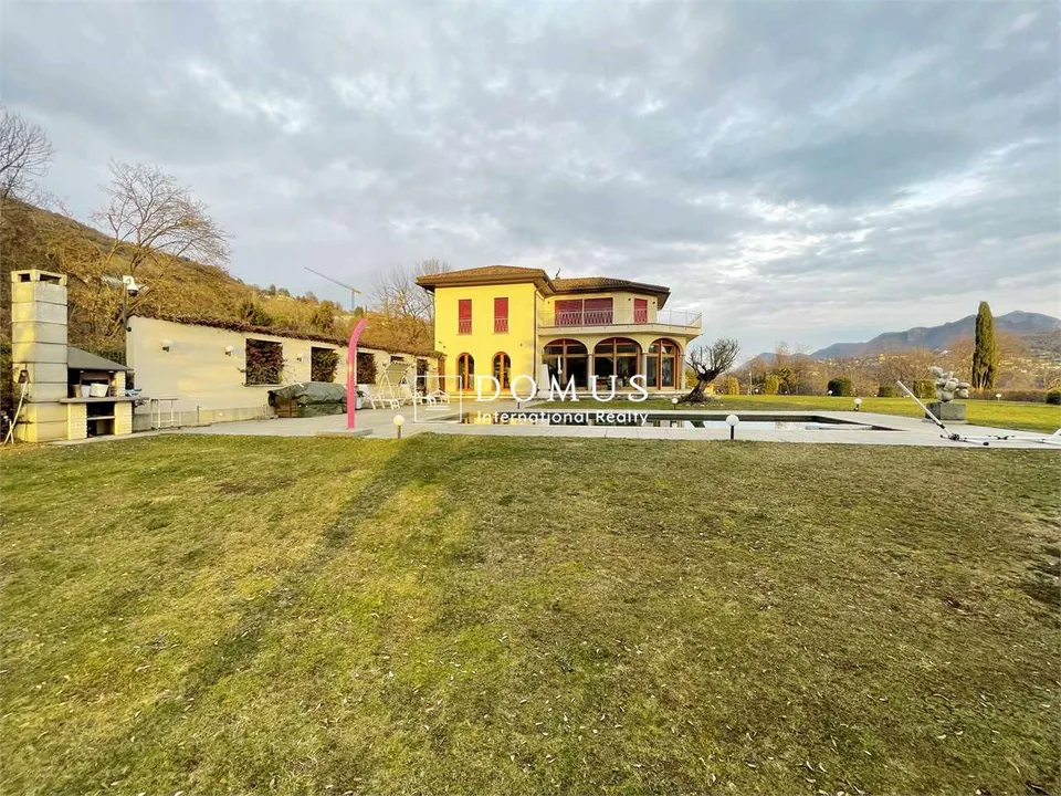 Villa dominante avec vue sur le lac, dans le vert