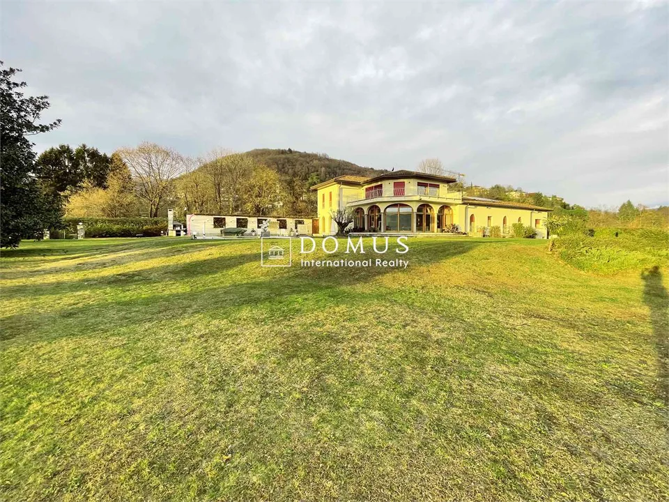 Villa dominante avec vue sur le lac, dans le vert