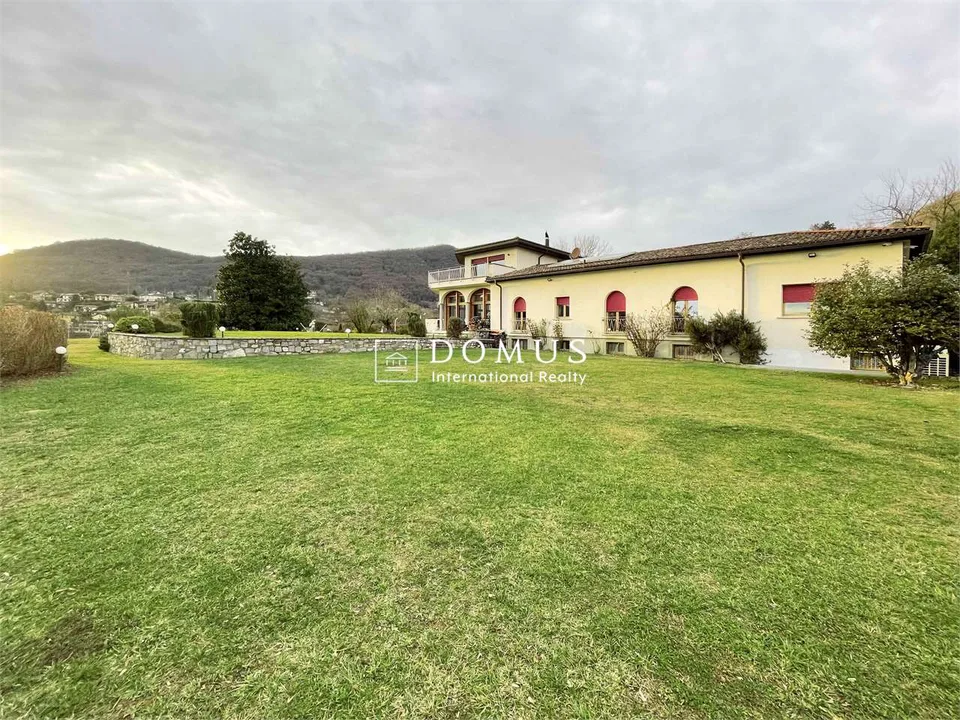 Villa dominante vista lago, nel verde