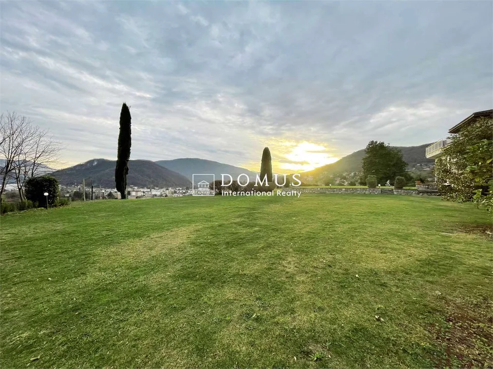 Villa dominante avec vue sur le lac, dans le vert