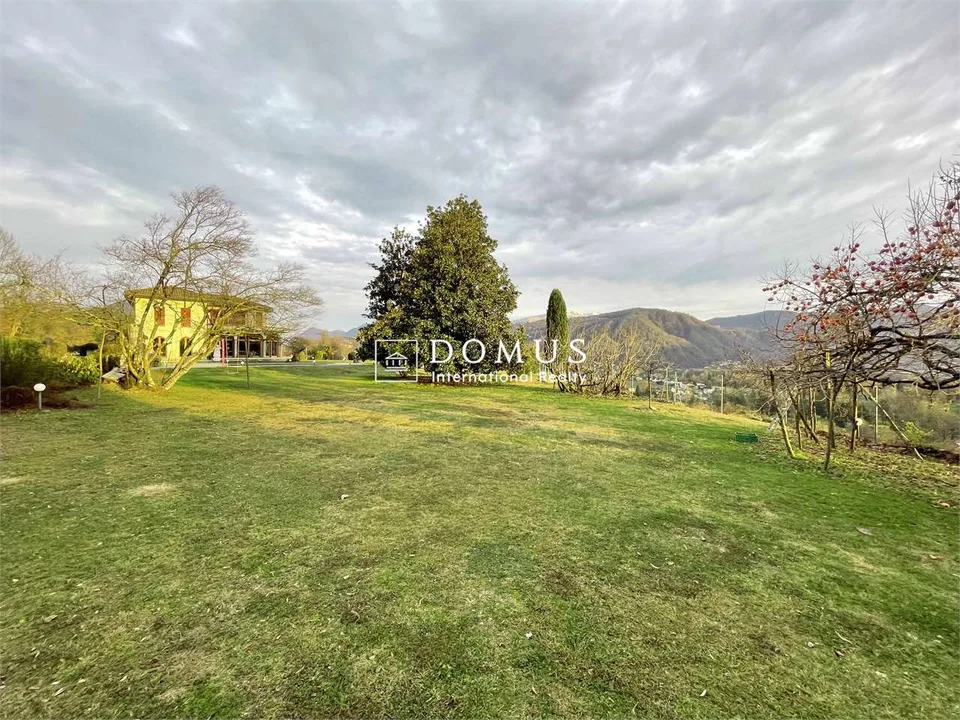 Villa dominante avec vue sur le lac, dans le vert