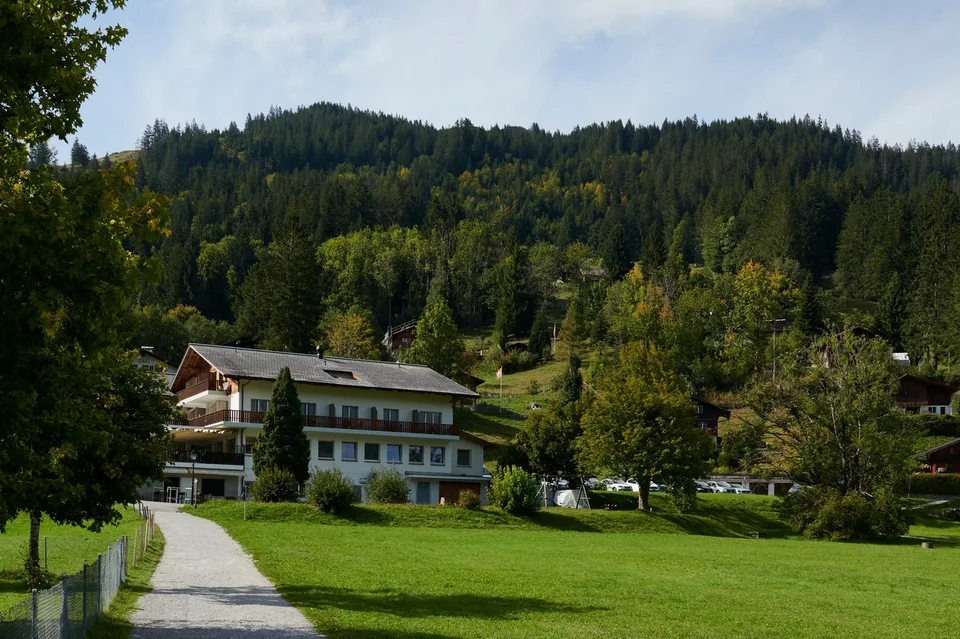 Tradition trifft Erholung – das Hotel Bad Schwarzsee sucht neue Eigentümer:innen!