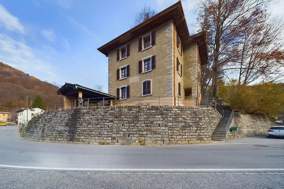 Casa Ticinese storica con vista panoramica e terreno spazioso