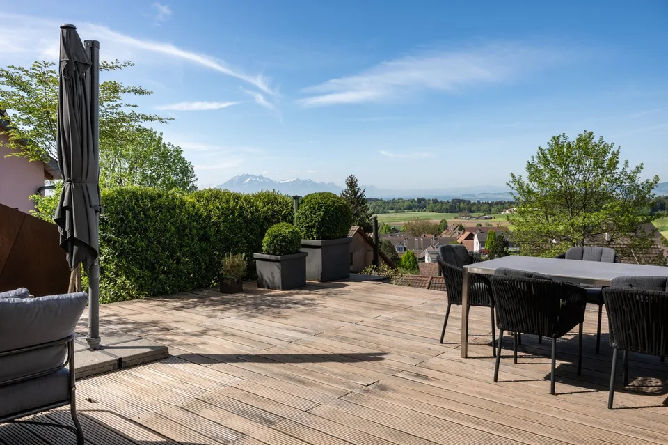 Vivere con stile ai margini del bosco – 6,5 locali con cucina design, vista panoramica e grande terrazza soleggiata
