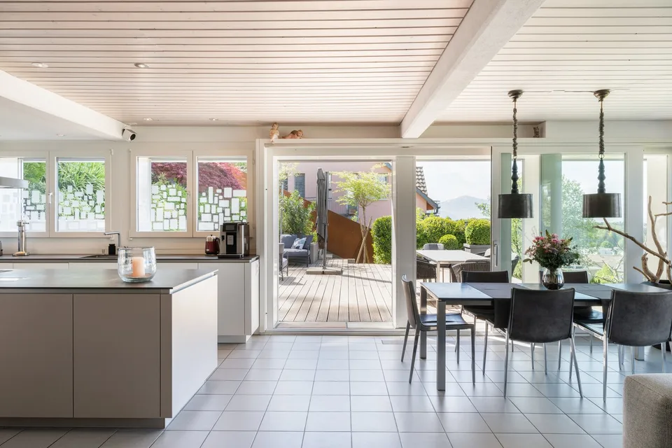 Vivere con stile ai margini del bosco – 6,5 locali con cucina design, vista panoramica e grande terrazza soleggiata