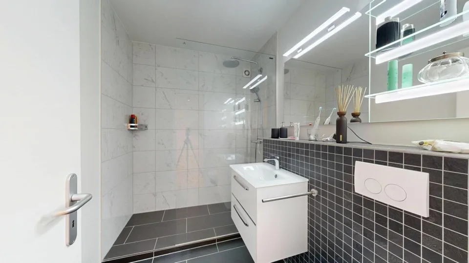 Moderne 2-Zimmer-Wohnung mit grossem Sitzplatz – Foto 8 von 10