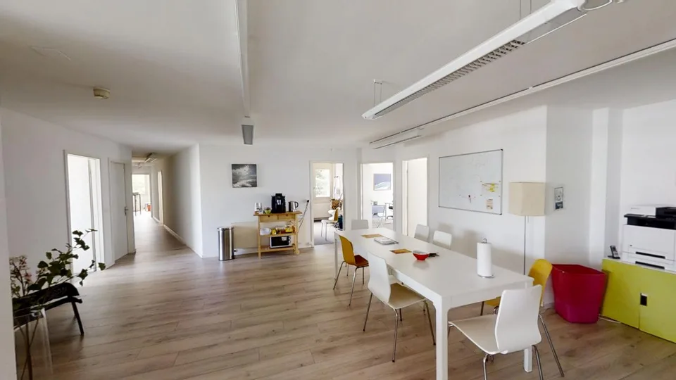 Ampii uffici di 12 locali con balcone e vista panoramica a Vevey con 4 posti auto