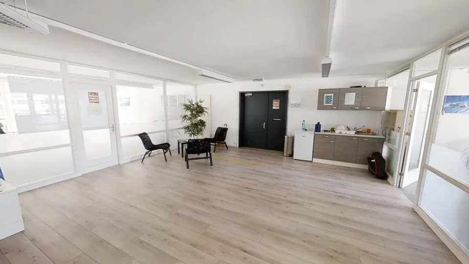 Ampii uffici di 12 locali con balcone e vista panoramica a Vevey con 4 posti auto