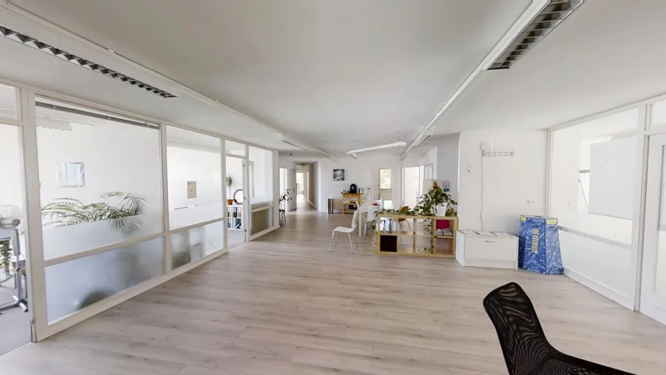 Spacieux bureaux de 12 pièces avec balcon et vue panoramique à Vevey avec 4 places de parking