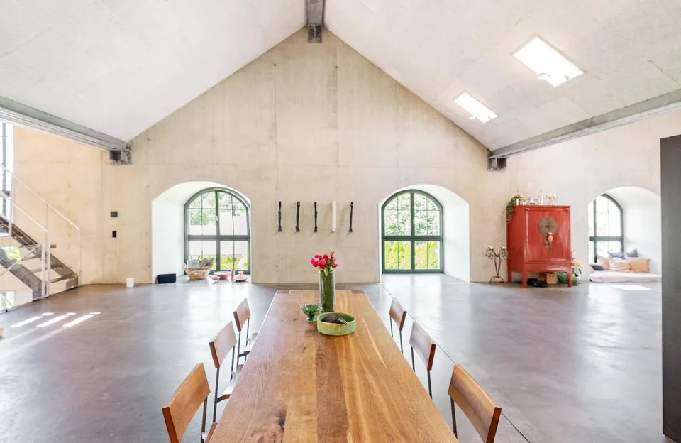 Luxuriöses Loft in historischer Fabrikhalle – einzigartiges Wohnerlebnis im Grünen