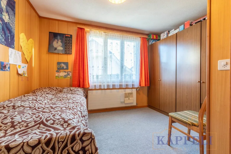 Charming and well-maintained two-family house in a central location in the rural Uebeschi – photo 14 of 17
