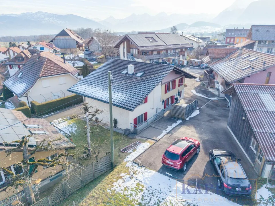 Casa a due famiglie affascinante e ben curata in posizione centrale nella campagna di Uebeschi