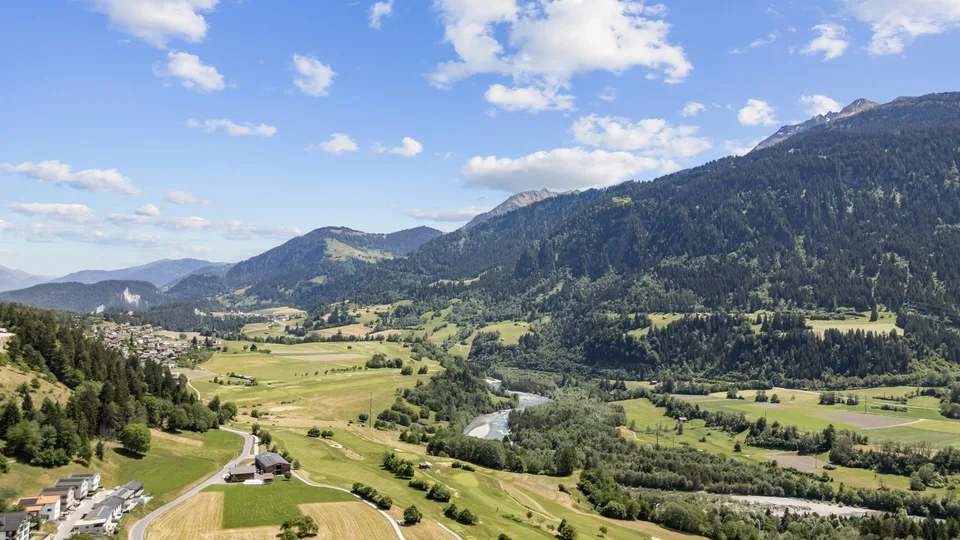 Der Hitze entfliehen - 5.5 Zimmer Attika-Maisonettewohnung in Graubünden