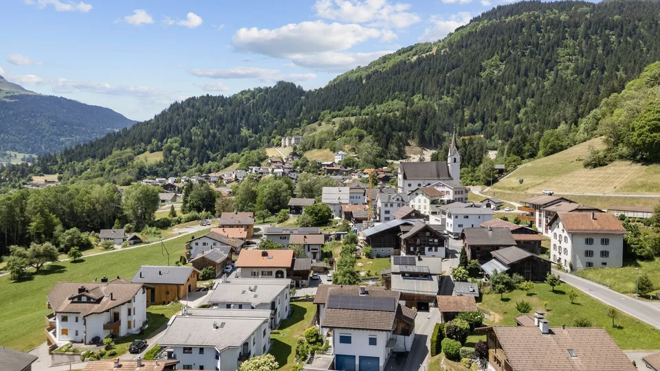 Der Hitze entfliehen - 5.5 Zimmer Attika-Maisonettewohnung in Graubünden