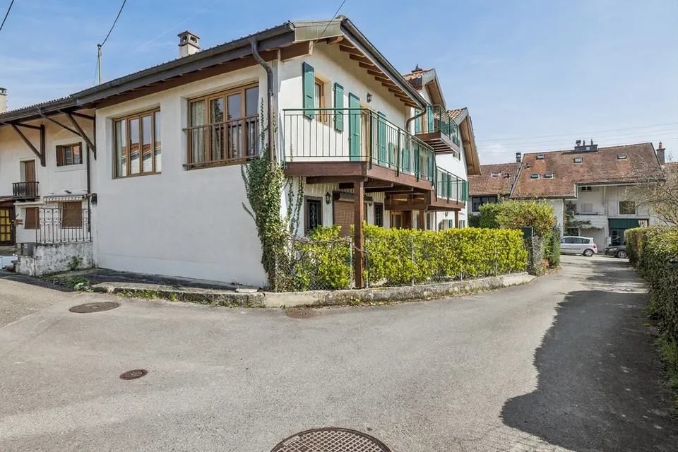 EXCLUSIVITÉ : Grande Maison de Village à deux logements