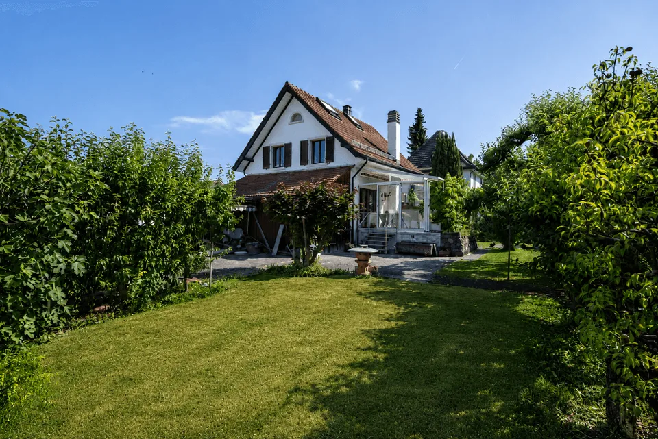 Casa unifamiliare indipendente affascinante a Wohlen - con bel giardino e grande potenziale di sviluppo