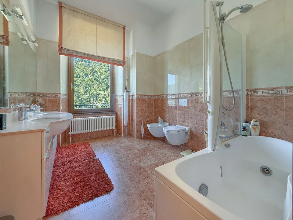 Luxuriöse 4,5-Zimmer-Wohnung mit herrlichem Seeblick – Foto 8 von 8
