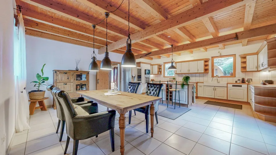 AFFASCINANTE E VERSATILE - CASA GENERAZIONALE CON STALLA PER CAVALLI