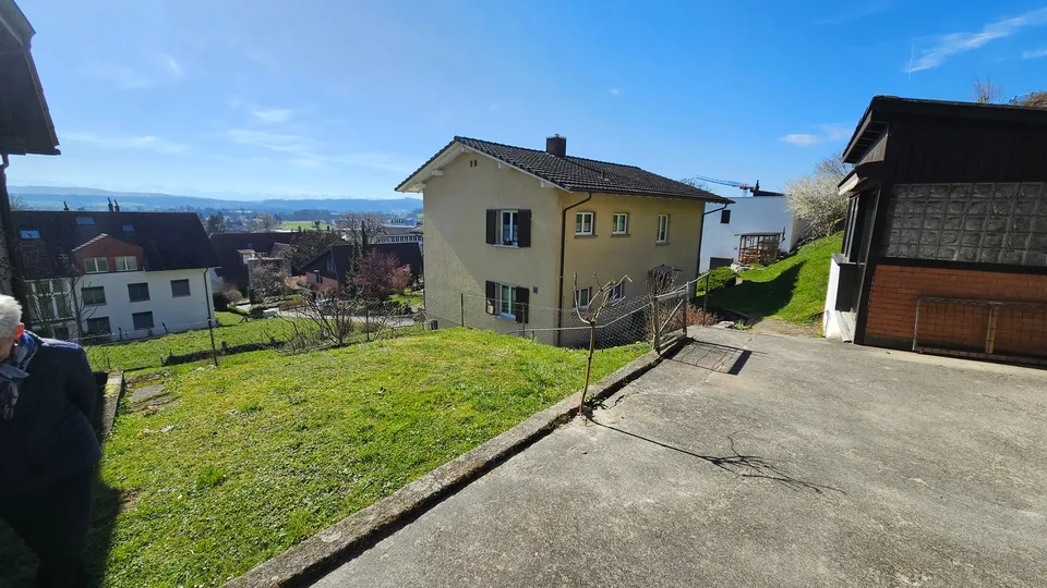 Einfamilienhaus mit 2 Wohnungen und wunderbarer Weitsicht in die Berge