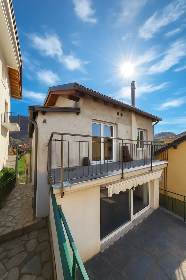 Casa ristrutturata nel nucleo di Bogno, con grande terrazza
