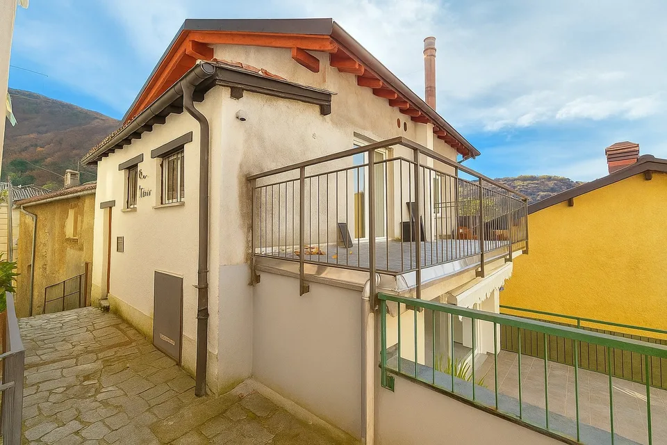 Casa ristrutturata nel nucleo di Bogno, con grande terrazza