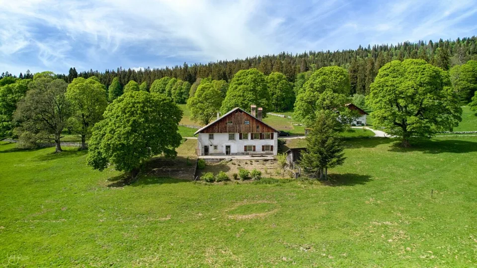 Ancienne ferme à rénover au coeur de la verdure