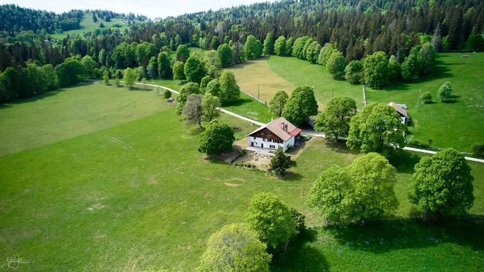 Vecchia fattoria da ristrutturare nel cuore della natura