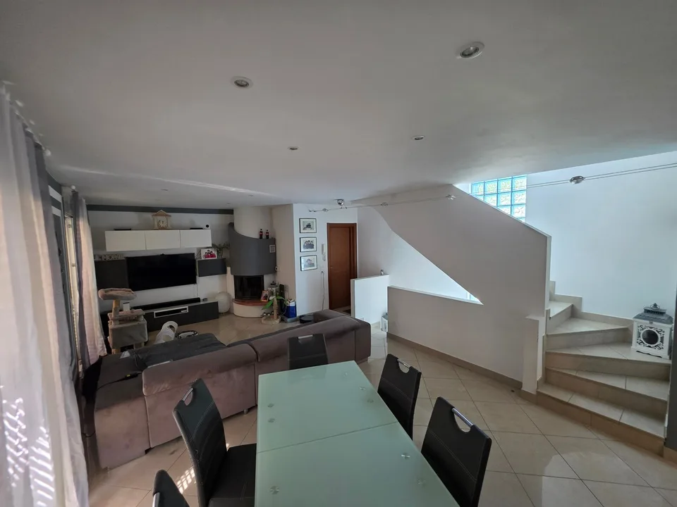 Casa unifamiliare moderna a Pregassona con giardino privato