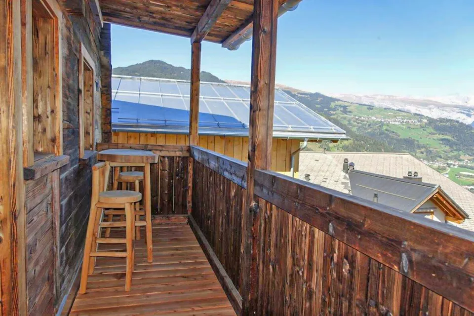 Appartement de vacances 4.5 pièces n° 2 dans une maison historique de deux familles à Luven