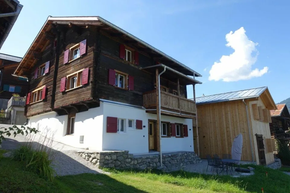 4.5-Zimmer-Ferienwohnung Nr. 2 in einem historischen Zweifamilienhaus in Luven