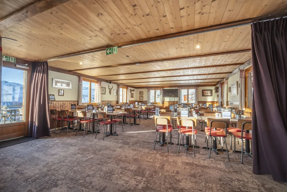 RESTAURANT SUR LES PISTES - TERRASSE VUE DENTS-DU-MIDI - EXCLUSIVITÉ